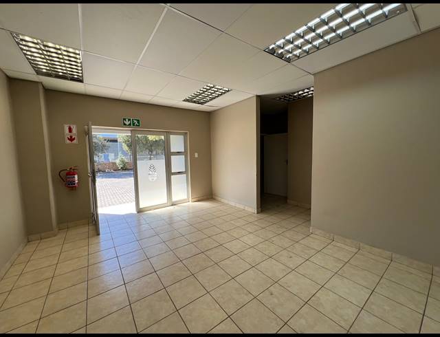 304M² WAREHOUSE TO LET IN LANSERIA
